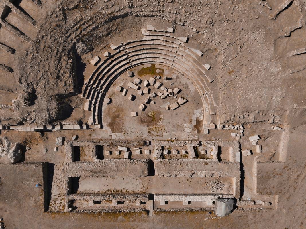 Konya’nın tarihi kenti Savatra’da toprak kapta bebek kemiği çıktı 25